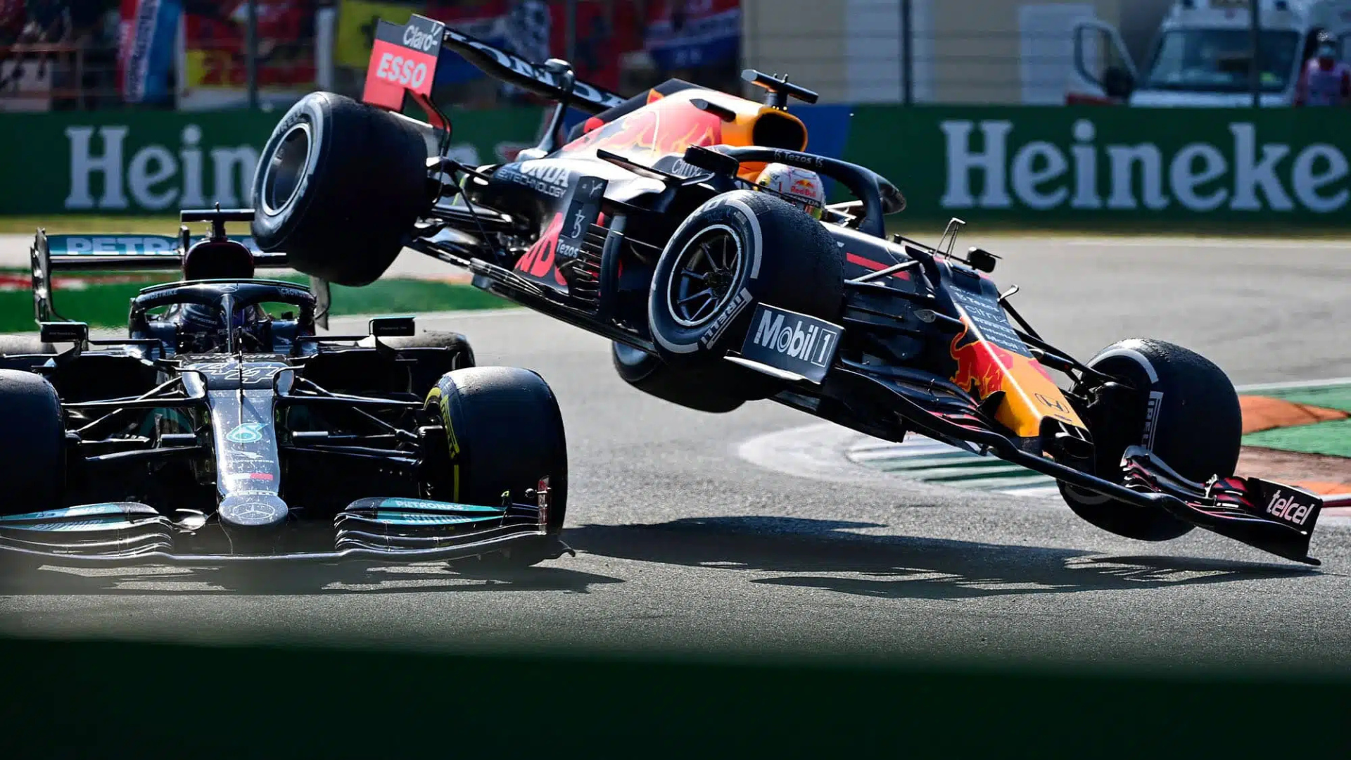 Hamilton crashes into Verstappen during the 2021 F1 season.